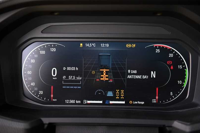 Das digitale Fahrerinformationsdisplay im MAN zeigt alle eingelegten Längs- und Quersperren deutlich an. | Foto: QUATEX Das digitale Fahrerinformationsdisplay im MAN zeigt alle eingelegten Längs- und Quersperren deutlich an. | Foto: QUATEX