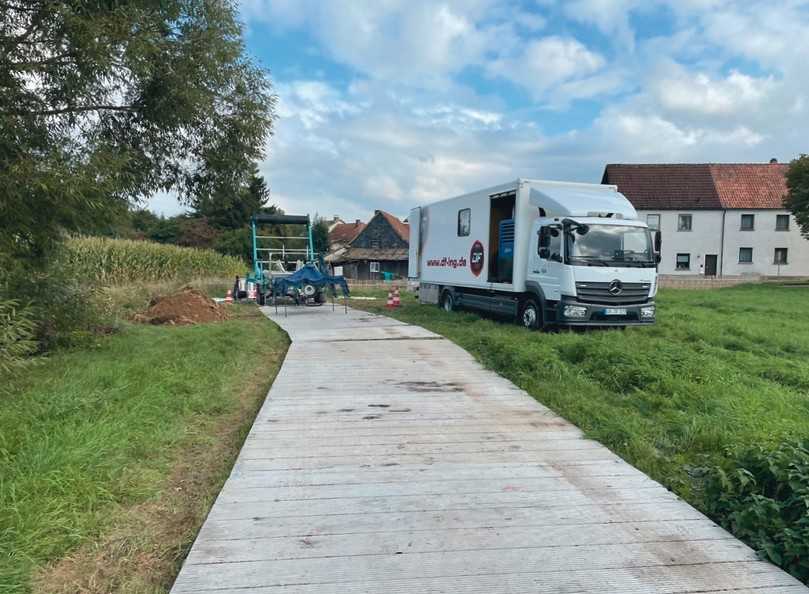Auf Grund der Lage der Abwasserschächte musste eine mobile Baustraße errichtet werden, um die Sanierungsanlagen bzw. den tonnenschweren Schlauchliner an die Einbaustelle zu transportieren. | Foto: ISAS GmbH Auf Grund der Lage der Abwasserschächte musste eine mobile Baustraße errichtet werden, um die Sanierungsanlagen bzw. den tonnenschweren Schlauchliner an die Einbaustelle zu transportieren. | Foto: ISAS GmbH