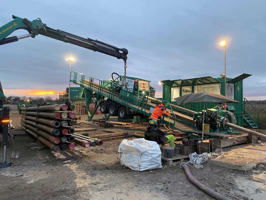 Schwierige Bohrung bei Verlegung einer Gussrohr-Trinkwasserleitung Schwierige Bohrung bei Verlegung einer Gussrohr-Trinkwasserleitung