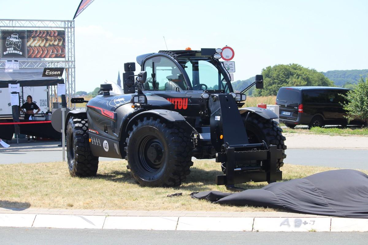 Streng limitiertes Jubiläumsmodell: Der Manitou MLT 742-140 V+ präsentiert sich komplett in Schwarz und bietet hohe Hubkraft bei kompakter Bauweise. | Foto: Manitou