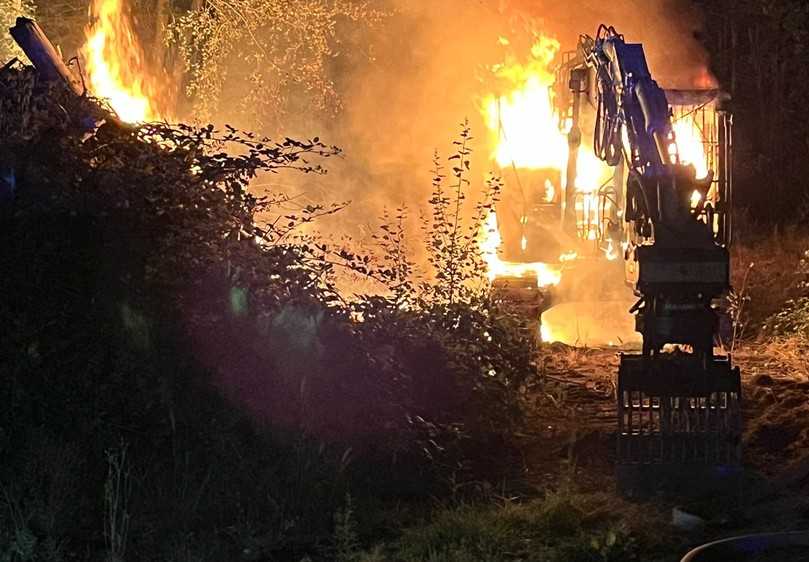 In Espelkamp stand ein Bagger in Vollbrand. Die Polizei schließt Brandstiftung nicht aus. | Foto: Polizei Minden-Lübbecke