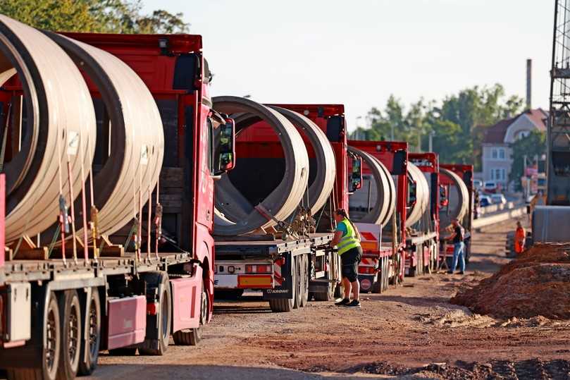 Die Logistik im Detail: Vor dem Abladen werden die tonnenschweren Rohrsegmente von einem Mitarbeiter für den Kranhub vorbereitet. | Foto: Meyer-Polycrete