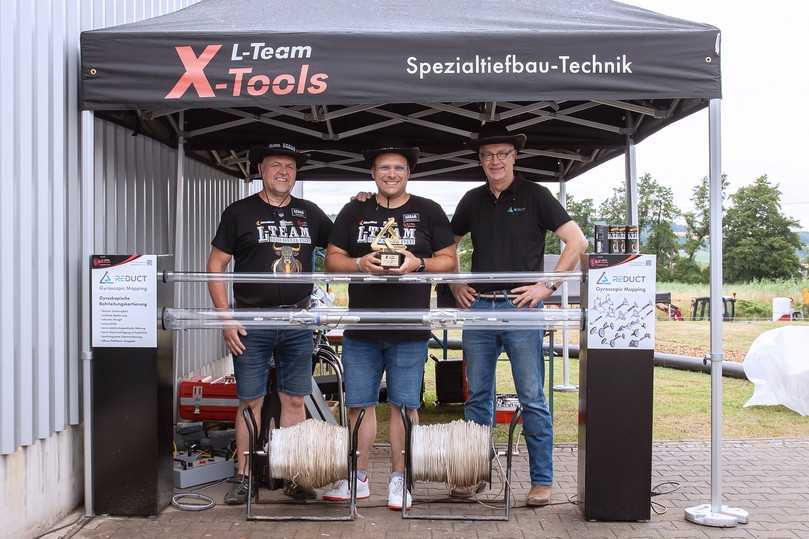 Produktmanager Valentin Schwarz (Mitte) und GF Torsten Mickel (links) wurden für L-Team X-Tools durch Otto Ballintijn (rechts) von Reduct als „Best European Distributor 2024 - 2025“ ausgezeichnet. | Foto: L-Team Baumaschinen
