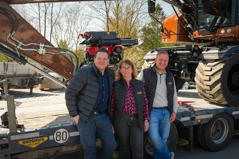 Bauunternehmer Sebastian Hecht (rechts) und seine rechte Hand Silvia Pacholke (Mitte) mit Danilo Zentner (links), leitender Verkaufsrepräsentant der Zeppelin Niederlassung Rostock. | Foto: Zeppelin