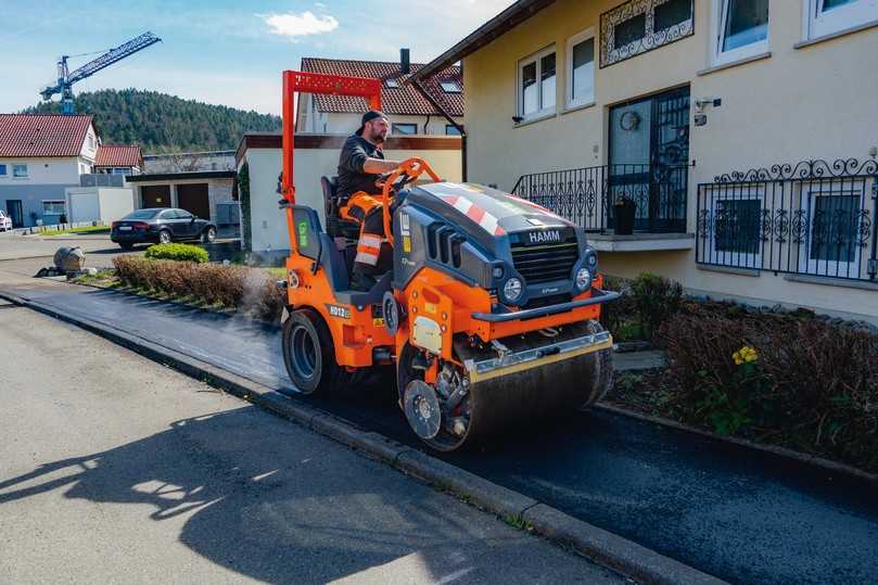 Große Verdichtungskraft und hohe Präzision: Unmittelbar hinter dem Vögele Fertiger verdichtete die batterieelektrische Hamm Walze HD 12e VT den eingebauten Asphalt. | Foto: Wirtgen Group Große Verdichtungskraft und hohe Präzision: Unmittelbar hinter dem Vögele Fertiger verdichtete die batterieelektrische Hamm Walze HD 12e VT den eingebauten Asphalt. | Foto: Wirtgen Group