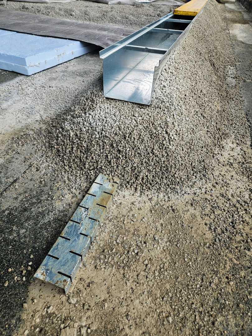 Entwässert wird über zwei Ebenen: Unten sitzt der Stichkanal für das Sickerwasser. In dem darüber liegenden Drainagebeton wurde die BG-Flex FA eingebettet. Sie leitet   das Oberflächenwasser sicher zu den Dacheinläufen. | Foto: BG-Graspointner