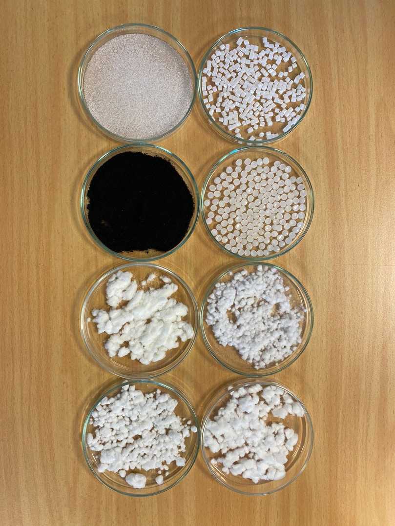Das sind die verwendeten Korngrößenbereiche der neuen Pia-Prüfmethode: Pellets (PS-Fragmente, PS-Kügelchen, PE-Pellets) im Größenbereich 0,4-5 mm, 
Fasern (Polyester-, Polyacrylnitril-, Polyamid- und Nylon-Flock-Polyamid Fasern) im Größenbereich 10 µm-44 µm (Stärke) bzw. 0,5-0,75 mm (Länge) sowie kryogen gemahlenes Gummipulver im Größenbereich 0-425 µm. | Foto: Pia