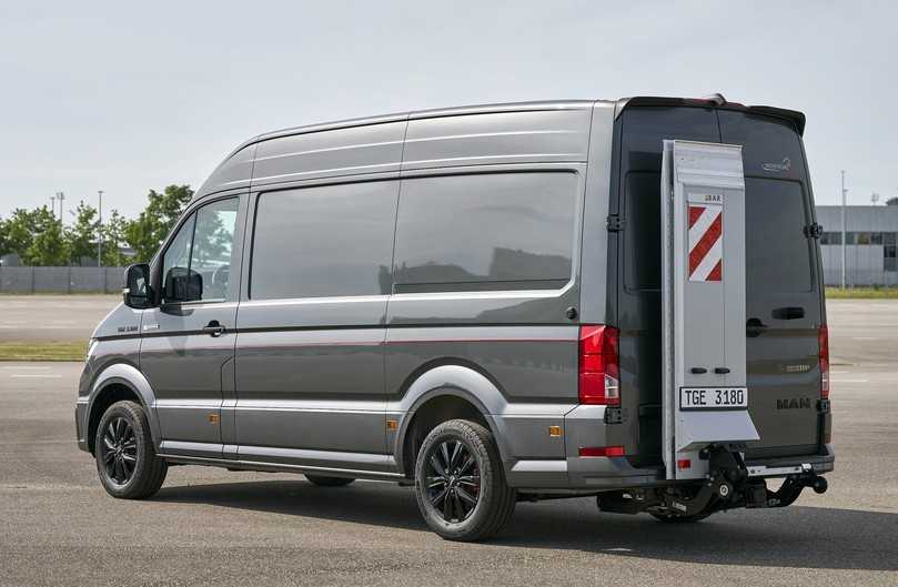 MAN TGE-Kastenwagen mit faltbarer Ladebordwand von Bär und Pflanzen-Container im Aufbau. | Foto: MAN