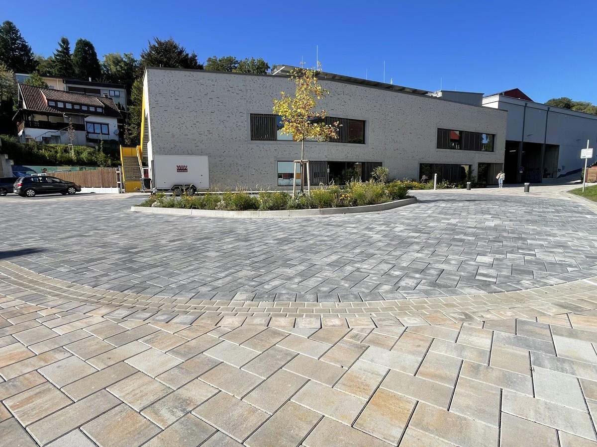 Die Flächen wurden niveaugleich ausgebaut und farblich abgesetzt. Die Entwässerung erfolgt über Muldenrinnen. | Foto: Pfenning Die Flächen wurden niveaugleich ausgebaut und farblich abgesetzt. Die Entwässerung erfolgt über Muldenrinnen. | Foto: Pfenning