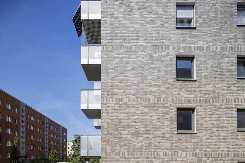 Mithilfe einer Reihe senkrecht ausgeführter Riemchen pro Stockwerk wird die Fassade optisch aufgelockert. | Foto: Vandersanden Mithilfe einer Reihe senkrecht ausgeführter Riemchen pro Stockwerk wird die Fassade optisch aufgelockert. | Foto: Vandersanden