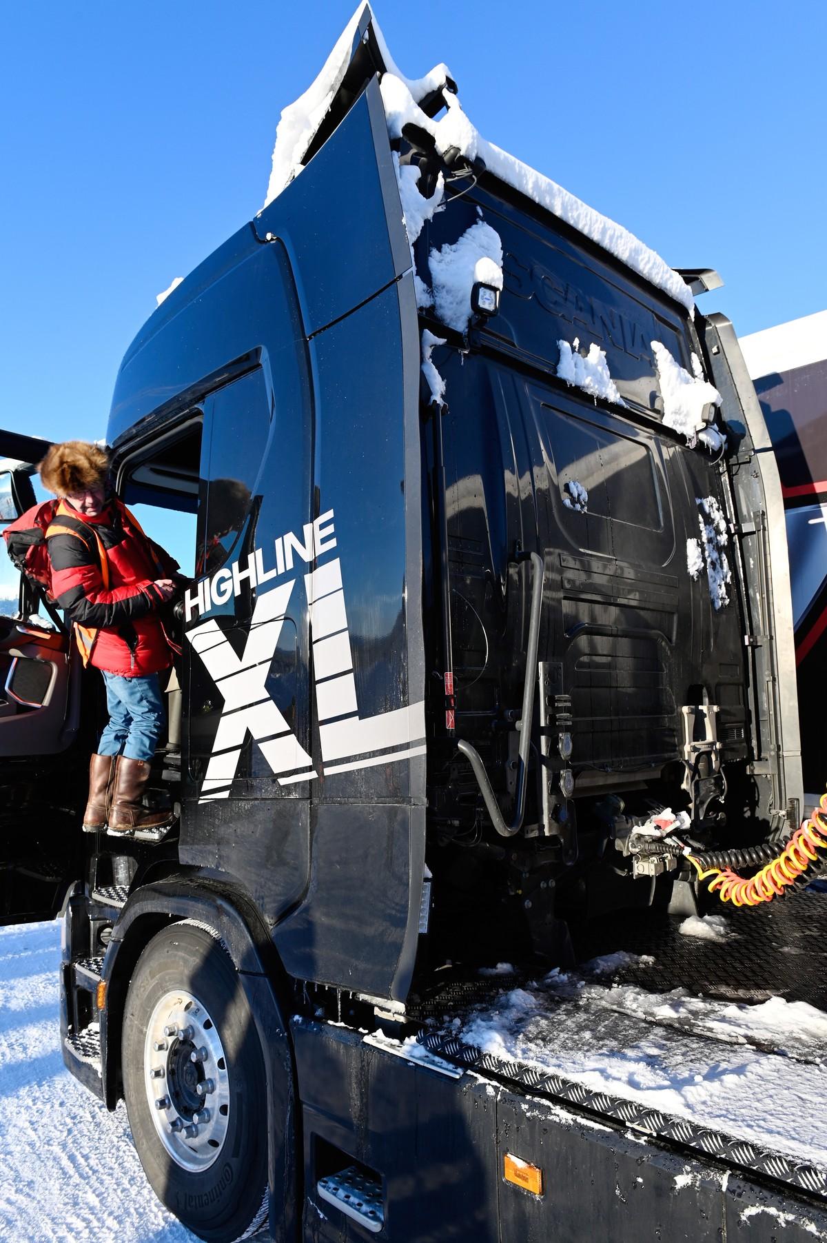 Die verlängerte Highline XL-Kabine macht den Aufstieg zu den Druckluftanschlüssen für den Trailer beschwerlicher. | Foto: Quatex
