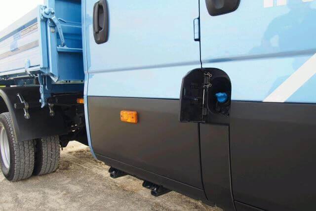 Euro 6-sauber mit Adblue: Der Behälter mit blauem Deckel wird rechts befüllt.