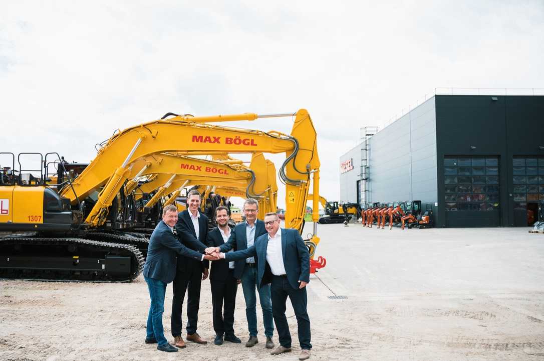 Kiesel übergibt im Coreum 28 Hitachi Bagger und Radlader an Firmengruppe Max Bögl Kiesel übergibt im Coreum 28 Hitachi Bagger und Radlader an Firmengruppe Max Bögl