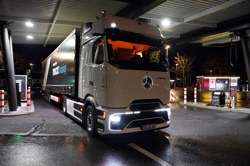 Das gedämpfte Licht in der Kabine ist genauso gelungen wie die kristallhelle Ausleuchtung der Fahrbahn durch die Matrix-Scheinwerfer. | Foto: FH Das gedämpfte Licht in der Kabine ist genauso gelungen wie die kristallhelle Ausleuchtung der Fahrbahn durch die Matrix-Scheinwerfer. | Foto: FH