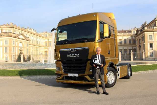 Jury-Präsident Gianenrico Griffini überreichte den Pokal an MAN und lobte besonders Fahrerkomfort, Bedien- und Anzeigenphilosophie und die Effizienz des TGX.