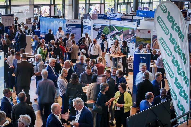 Die Gäste nutzen ihr Gelegenheit: Netzwerkpflege, Kontakte knüpfen und enger fachlicher Austausch auf der Fachausstellung der DAT 2026. | Foto: SE Dresden/Andre Wirsig