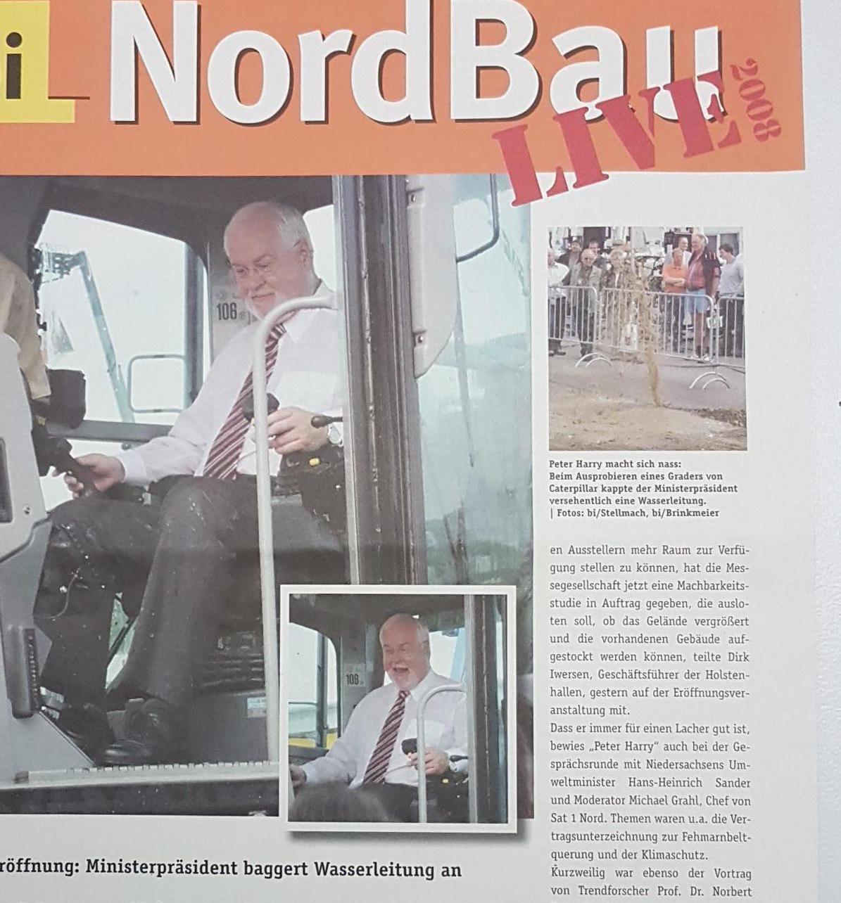 "Peter Harry macht sich nass": Der damalige Ministerpräsident traf mit einem Grader eine Wasserleitung und bekam eine kleine Dusche ab. An die Szene aus dem Jahr 2008 erinnern sich Nordbau-Besucher heute noch. | Foto: bb