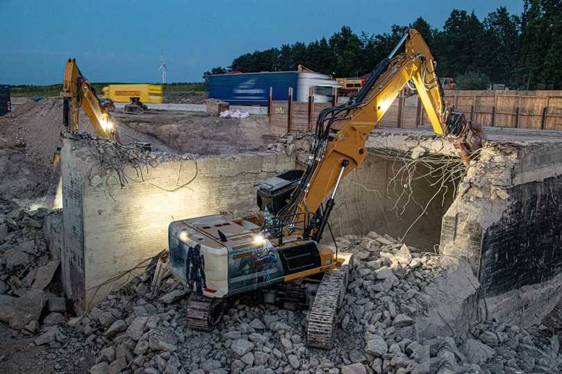 Seit Einführung der vollhydraulischen QuickChange-Schnellwechsler zählt das Segment Abbruch bei Rototilt zum „Pflichtprogramm“. | Foto: Rototilt Seit Einführung der vollhydraulischen QuickChange-Schnellwechsler zählt das Segment Abbruch bei Rototilt zum „Pflichtprogramm“. | Foto: Rototilt