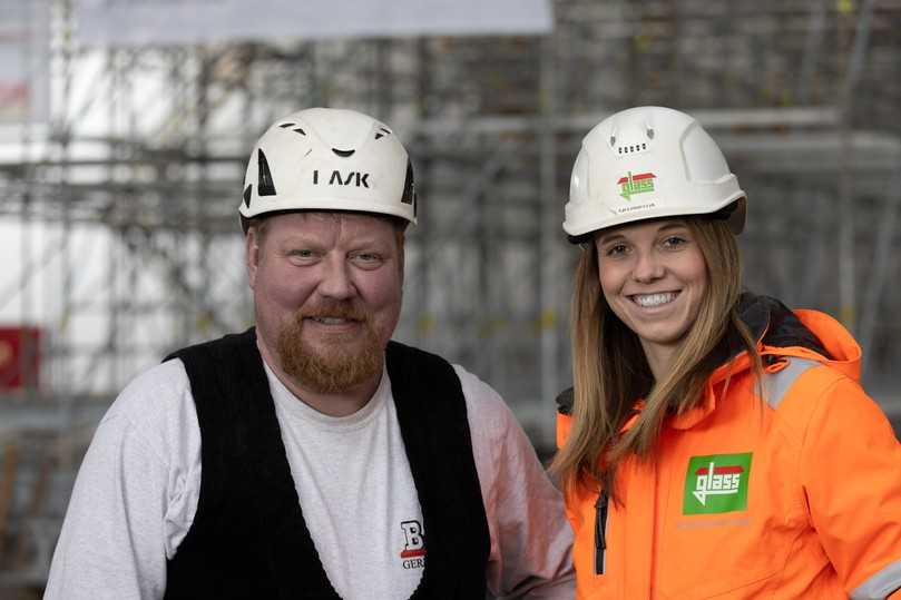 Geschäftsführer Jan Bauermeister (B&S Gerüstbau, links) und Bauleiterin Lisa Karczmarczyk (Glass Ingenieurbau Leipzig) vor dem fertigen Raumgerüst. | Foto: Peri Deutschland