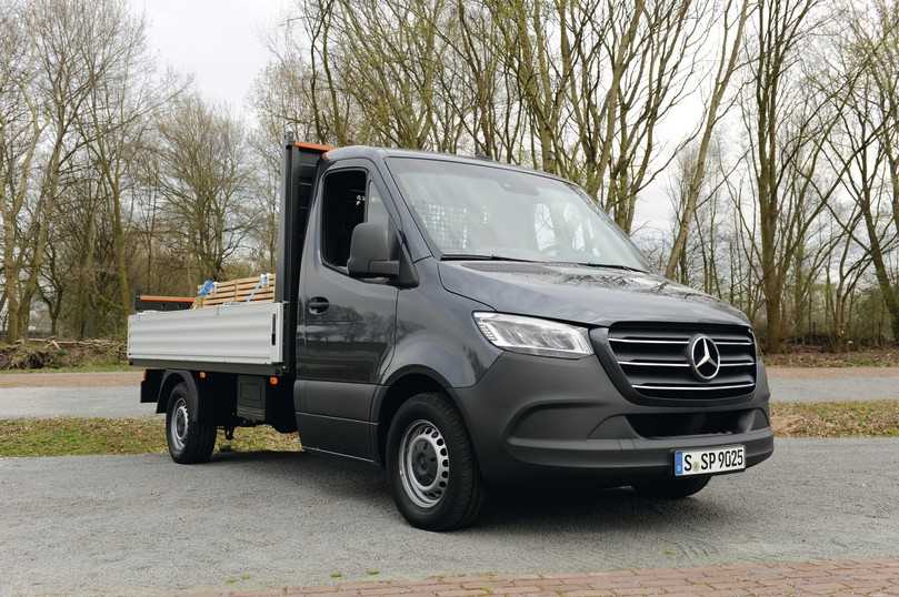 Der Mercedes Sprinter ist ein Bestseller. Die E-Version gibt es nur als Kastenwagen. Erst 2023 ist auf Basis der Electric Versatility Platform mit Pritschenwagen und Kippern zu rechnen. | Foto: Mercedes Benz Der Mercedes Sprinter ist ein Bestseller. Die E-Version gibt es nur als Kastenwagen. Erst 2023 ist auf Basis der Electric Versatility Platform mit Pritschenwagen und Kippern zu rechnen. | Foto: Mercedes Benz