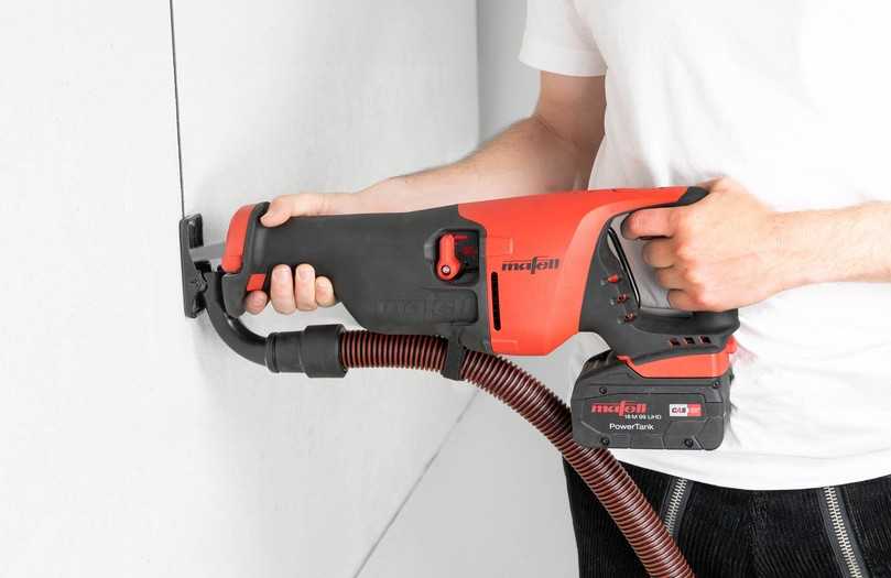 Mit dem aufsetzbaren Absaugstutzen werden Späne und Staubpartikel direkt am Sägeblatt abgesaugt. | Foto: Mafell Mit dem aufsetzbaren Absaugstutzen werden Späne und Staubpartikel direkt am Sägeblatt abgesaugt. | Foto: Mafell