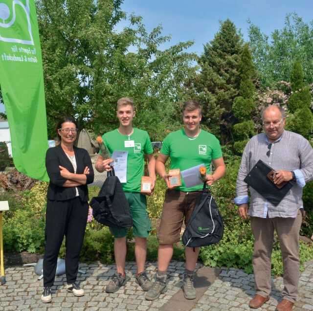 (v.l.n.r.): Kerstin Lässig, Sächsisches Landesamt für Umwelt, Landwirtschaft und Geologie; Josias Tiersch, Thümer Landschaftsbau GmbH (Dresden), Robin Grisard, Frauenrath Landschaftsbau GmbH (Bretnig) und Andreas Wehle, Präsident des VGL Sachsen. | Foto: VGL Sachsen