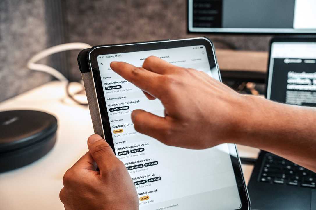 KI im Handwerk: Porta von Plancraft automatisiert Telefon und Büroarbeit KI im Handwerk: Porta von Plancraft automatisiert Telefon und Büroarbeit
