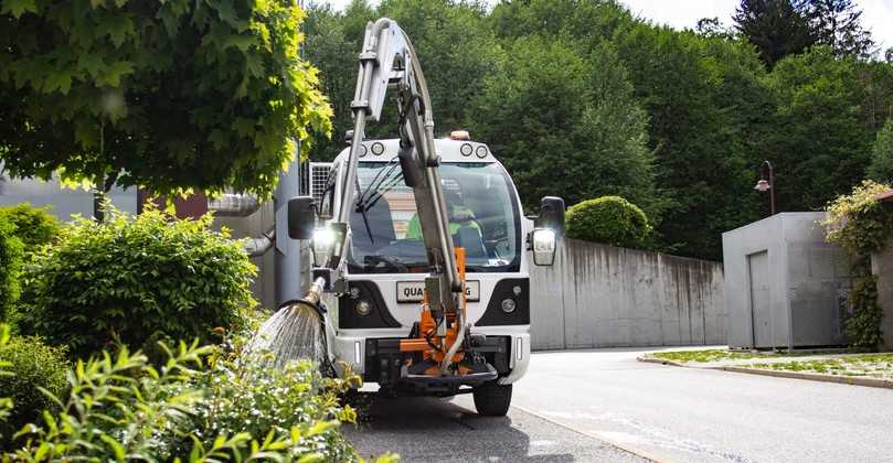 Kompakt, leise und emissionsfrei lässt sich der Q-Elion mit Gießarm und Wassertank für die Grünanlagenpflege in der Innenstadt nutzen. | Foto: Quantron Kompakt, leise und emissionsfrei lässt sich der Q-Elion mit Gießarm und Wassertank für die Grünanlagenpflege in der Innenstadt nutzen. | Foto: Quantron
