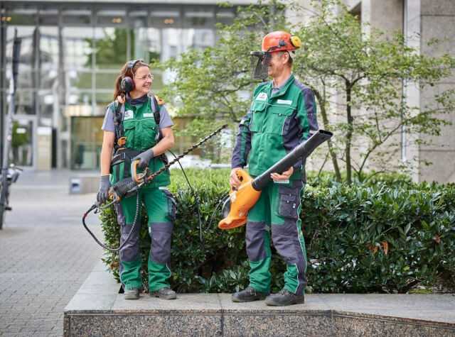 Das Team von Gartenhof Küsters trägt die CWS GaLaBau-Kollektion. Die Arbeitskleidung wird mit Fairtrade Baumwolle produziert und spielt als Teil des Unternehmens-Brandings eine wichtige Rolle.