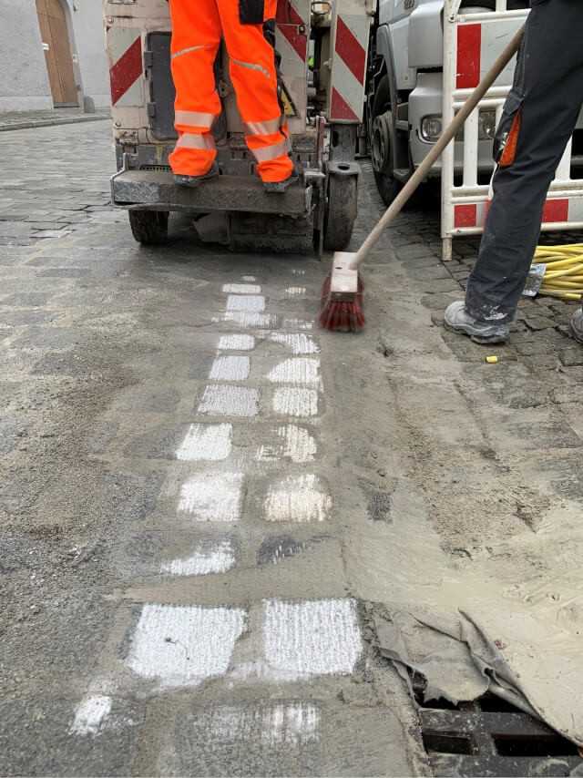 Abschließend kommt eine Feinstfräsmaschine zum Einsatz, die eine ebene, ansatzlose Fläche schafft. Blessing nutzt hierfür die Straßenfräse W 35 Ri von Wirtgen. | Foto: Korodur