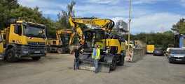 +++ Statt 22-Tonner: Hydrema MX14 hebt 4,5-Tonnen-Schacht +++