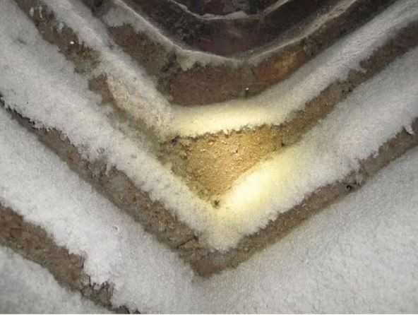 Beispiel für eine Sanierung: Blick in den Schacht von unten: Einige Bereiche wurden nicht durch die Beschichtung „erfasst“. | Foto: Siebert + Knipschild