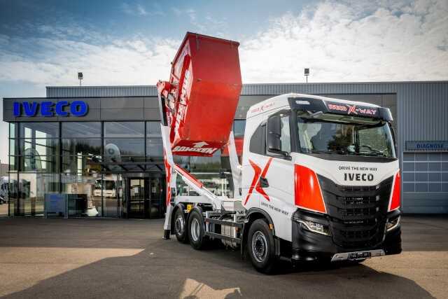 Der Maximus AK18M von Meier-Ratio erlaubt eine Hochentleerung zur Umfüllung von Schüttgut in größere Behälter. | Fotos: Iveco Der Maximus AK18M von Meier-Ratio erlaubt eine Hochentleerung zur Umfüllung von Schüttgut in größere Behälter. | Fotos: Iveco