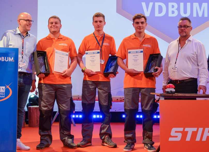 Siegerehrung: Das Finale der ersten Deutschen Meisterschaften im Steuern von Baumaschinen-Simulatoren gewann Ben Strauch (Mitte), vor Philipp Zurborn (Zweiter von links), und Andrin Schaper (Zweiter von rechts). Neben ihnen die Simulator-Experten und VDBUM-Partner Yann Eisenbarth (links) und Michael Scholz. | Foto: VDBUM Siegerehrung: Das Finale der ersten Deutschen Meisterschaften im Steuern von Baumaschinen-Simulatoren gewann Ben Strauch (Mitte), vor Philipp Zurborn (Zweiter von links), und Andrin Schaper (Zweiter von rechts). Neben ihnen die Simulator-Experten und VDBUM-Partner Yann Eisenbarth (links) und Michael Scholz. | Foto: VDBUM