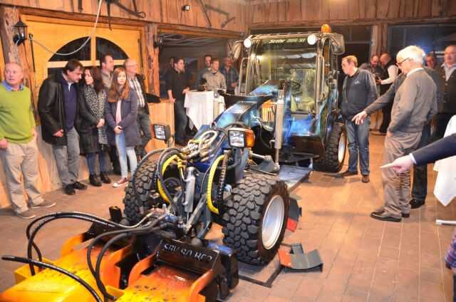 Jürgen Stehrs neuester Coup ist ein kleiner Grader. Das erste Exemplar erhielt eine Sonderlackierung von einem örtlichen Künstler und wird wahrscheinlich ein Ausstellungsstück bleiben. | Foto: bi Jürgen Stehrs neuester Coup ist ein kleiner Grader. Das erste Exemplar erhielt eine Sonderlackierung von einem örtlichen Künstler und wird wahrscheinlich ein Ausstellungsstück bleiben. | Foto: bi