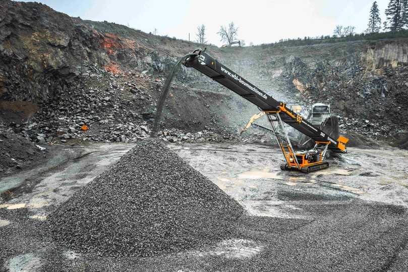 Ein Screencore 365 Haldenband im WBI-Farbschema übernimmt Material direkt vom Primärbrecher. | Foto: Screencore Ein Screencore 365 Haldenband im WBI-Farbschema übernimmt Material direkt vom Primärbrecher. | Foto: Screencore