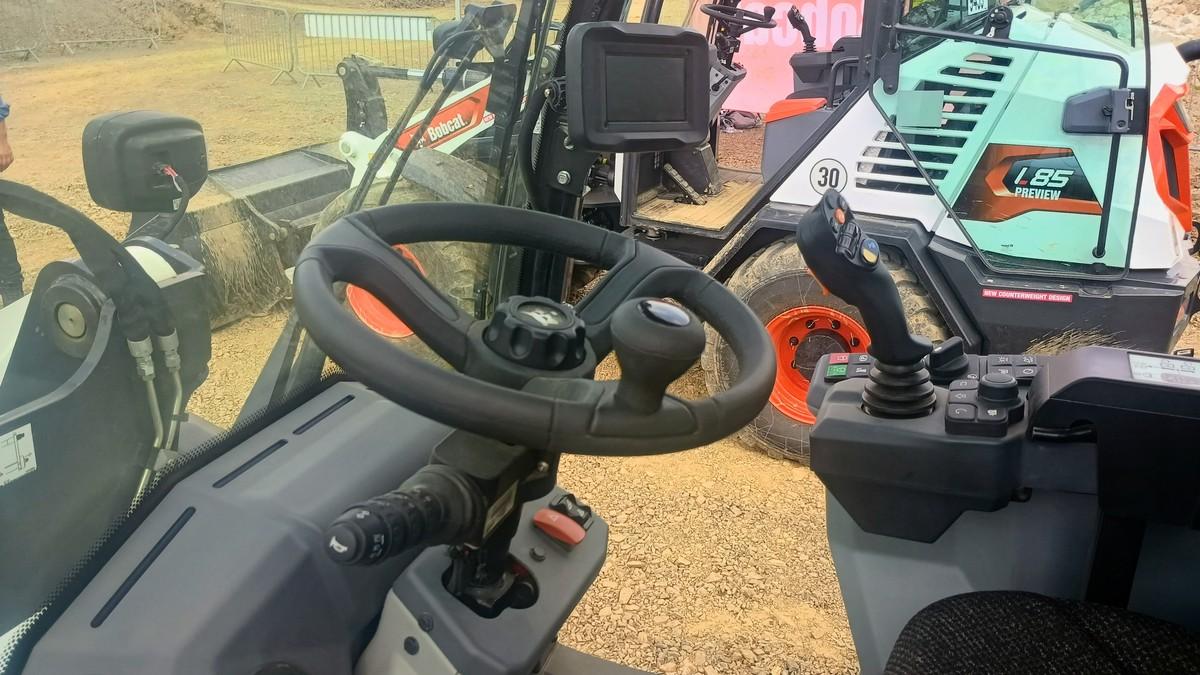 Die Fahrerkabinen der Bobcat-Radlader L100 und L85 bieten mehr Platz. | Foto: B_I Medien/Budde Die Fahrerkabinen der Bobcat-Radlader L100 und L85 bieten mehr Platz. | Foto: B_I Medien/Budde