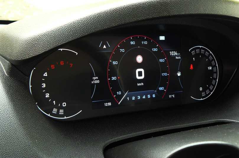 Schön bunt: konfigurierbare Instrumente in der
gehobenen Ausführung, aber nahezu untauglicher Drehzahlmesser. | Foto: Randolf Unruh Schön bunt: konfigurierbare Instrumente in der
gehobenen Ausführung, aber nahezu untauglicher Drehzahlmesser. | Foto: Randolf Unruh