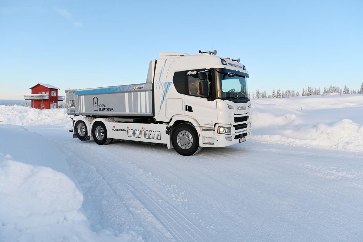 Der elektrische Scania BEV 25 P mit Kipperaufbau lässt sich auch auf Eis und Schnee sicher fahren. | Foto: Quatex