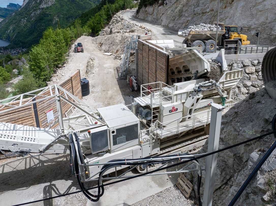 200-Tonnen-Brecher klettert selbstständig auf 730 Meter im Steinbruch Ebensee