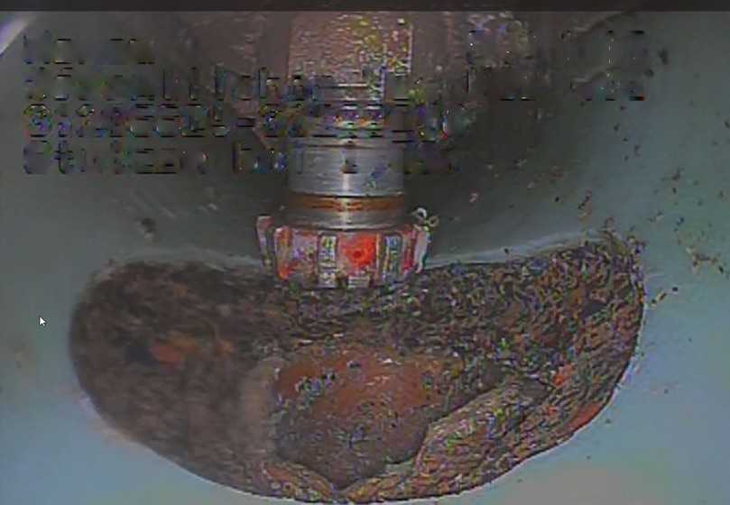 Vor der Sanierung mussten Anschlussbereiche und Schadstellen im Rohrinneren freigelegt und vorbereitet werden. Hierzu kam das PI.Tron-Fräs- und Spachtelsystem von Pipetronics zum Einsatz. | Foto: Katec Kanaltechnik