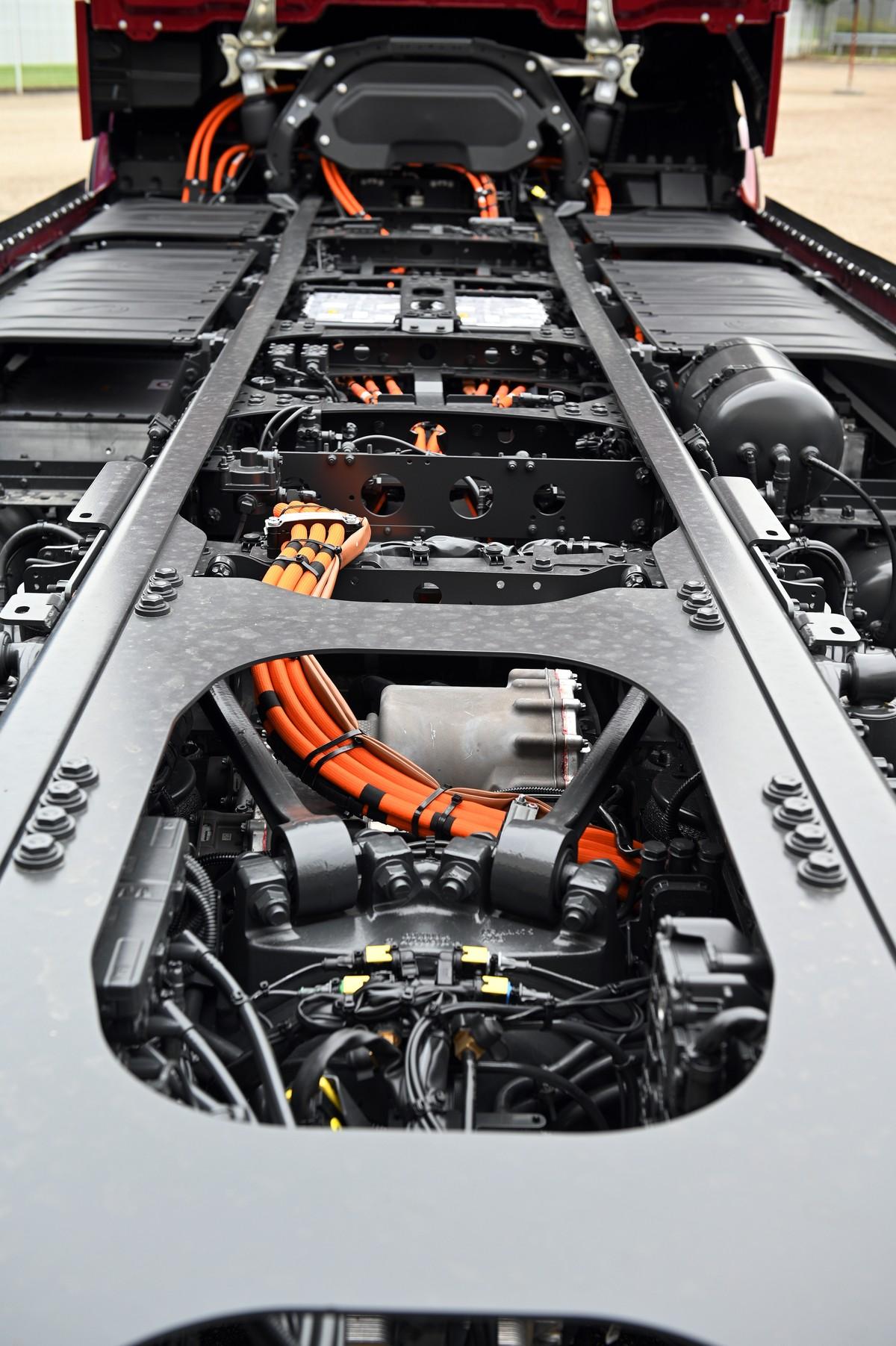 Die kompakte E-Achse mit zwei integrierten Elektromotoren und Viergang-Planetengetriebe kommt ohne Gelenkwelle aus. | Foto: QUATEX