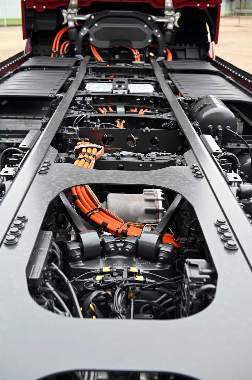 Die kompakte E-Achse mit zwei integrierten Elektromotoren und Viergang-Planetengetriebe kommt ohne Gelenkwelle aus. | Foto: QUATEX Die kompakte E-Achse mit zwei integrierten Elektromotoren und Viergang-Planetengetriebe kommt ohne Gelenkwelle aus. | Foto: QUATEX