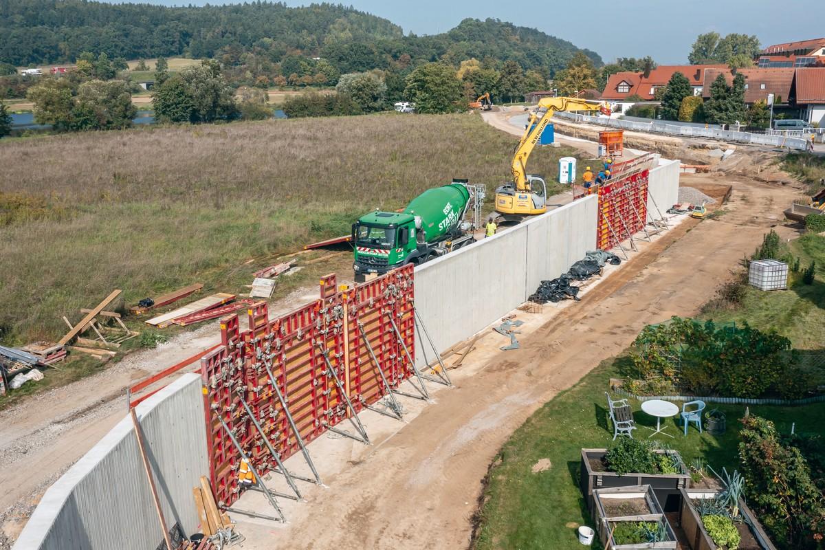 Die einseitige Bedienbarkeit der „Maximo“-Rahmenschalung erspart wertvolle Zeit, insbesondere bei den Lückentakten mit längeren Zugangswegen. | Foto: Andreas Tausend