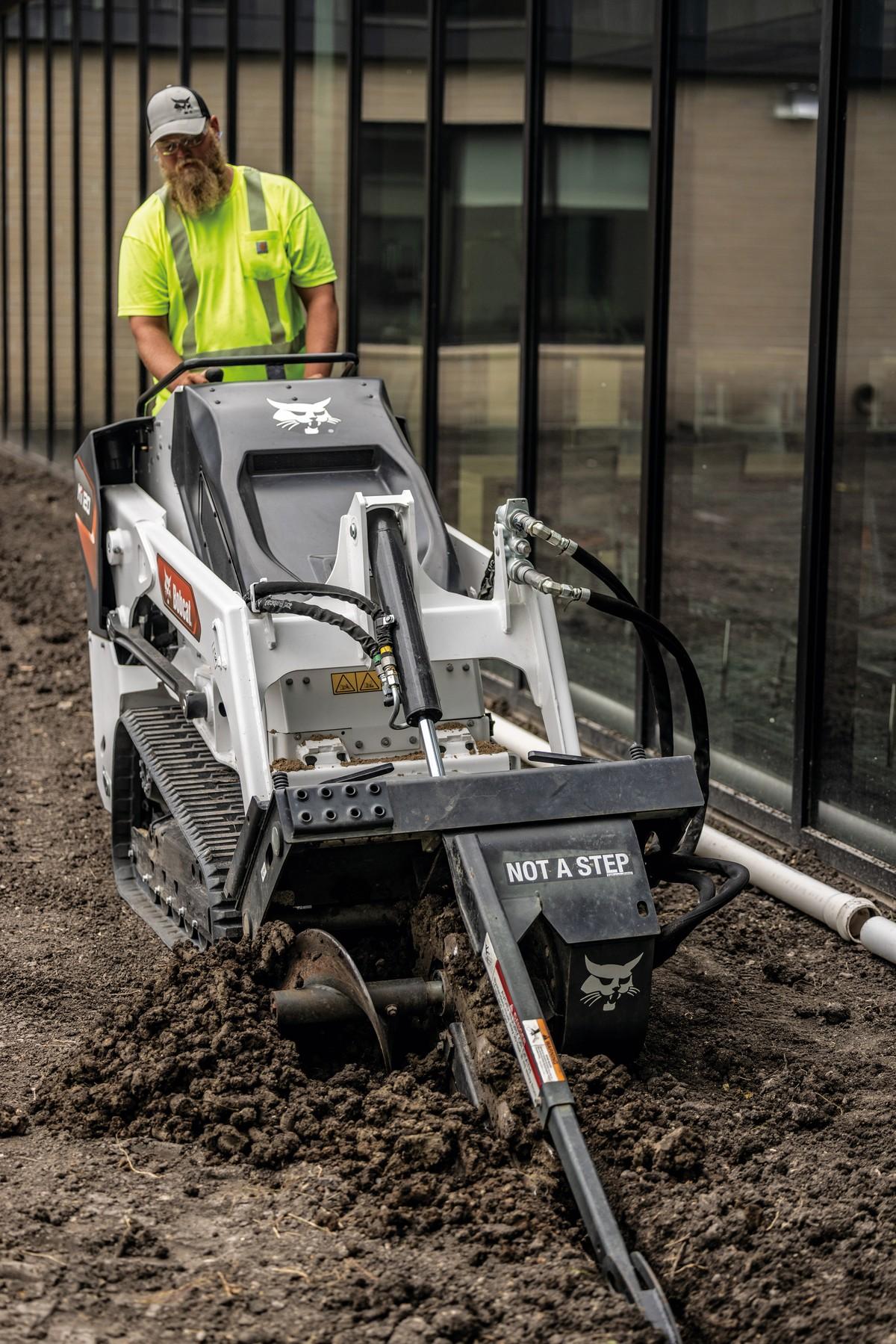Mehr als 20 kompatiblen Anbaugeräte-Kategorien, bietet der neue Mini-Raupenlader MT120 von Bobcat. | Foto: Bobcat