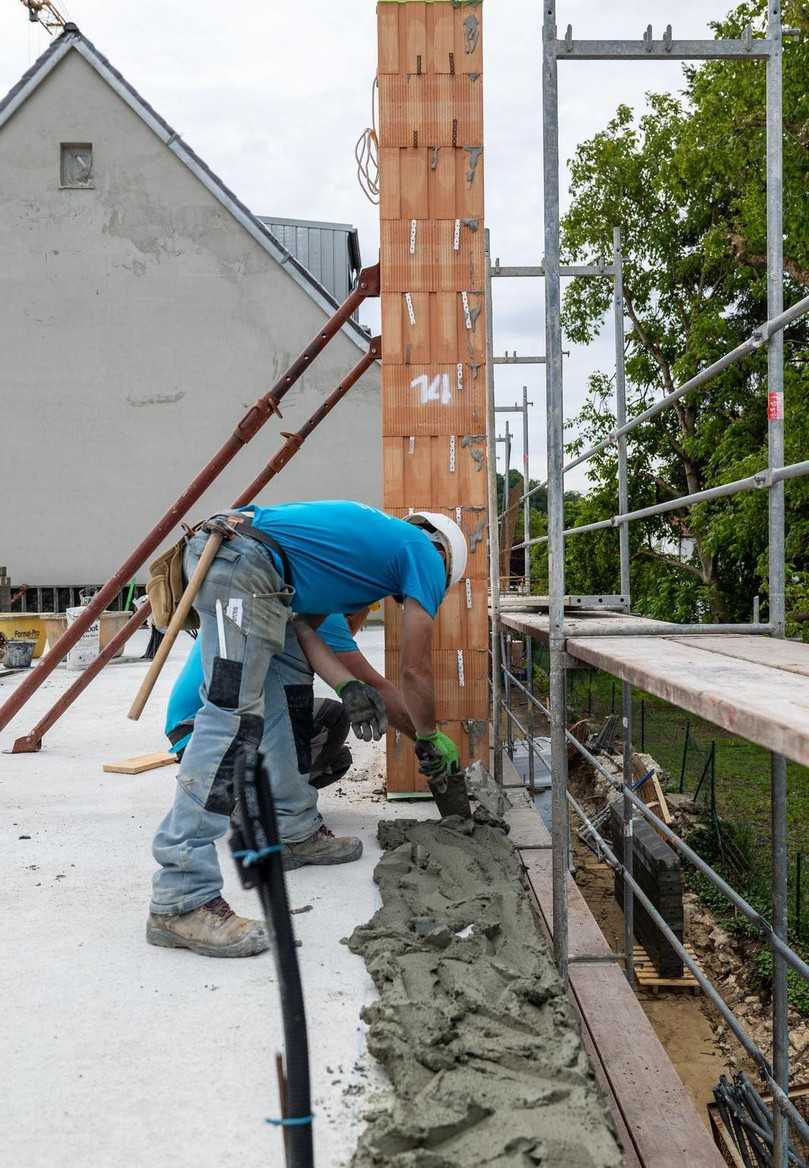 Die Fertigteile werden in das Mörtelbett gesetzt. | Foto: Leipfinger-Bader GmbH
