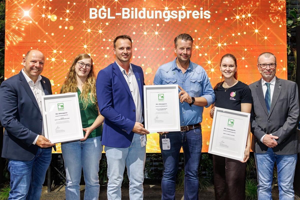 Erstmals wurden 2026 auch drei Unternehmen für ihr besonderes Engagement in der landschaftsgärtnerischen Berufsausbildung ausgezeichnet. BGL-Vizepräsident Matthias Lösch (rechts) gratulierte der erhardt Garten- und Landschaftsbau GmbH, Garten- und Landschaftsbau Kreye GmbH & Co. KG sowie BOHR – Ihr Gärtner von Eden. Die Jury würdigte damit Betriebe, die sich mit besonderem Einsatz und vorbildlichem Vorgehen dem Nachwuchs widmen. | Foto: BGL