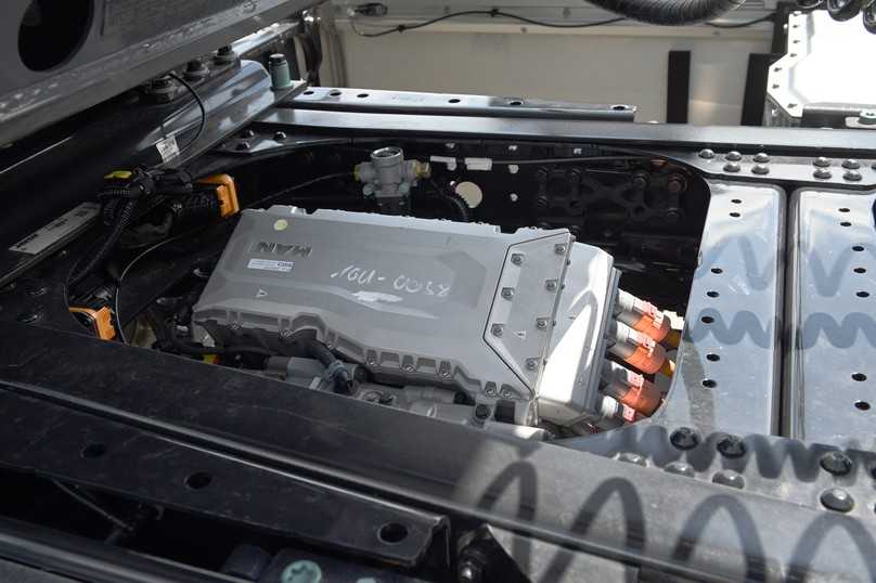 Zentralmotor und automatisiertes Zwei- oder Viergang-Getriebe sind mittig im Rahmen platziert und treiben die Hinterachse über eine kurze Gelenkwelle an. | Foto: FH