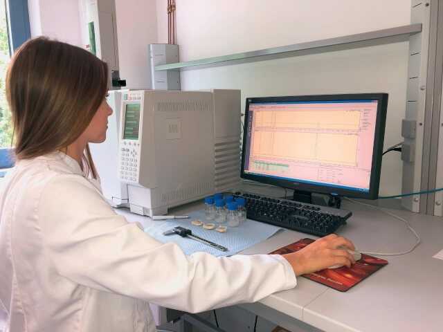 Im Labor werden die Ergebnisse der Gaschromatographie von Acrylaten ausgewertet. | Fotos und Grafiken: Siebert + Knipschild