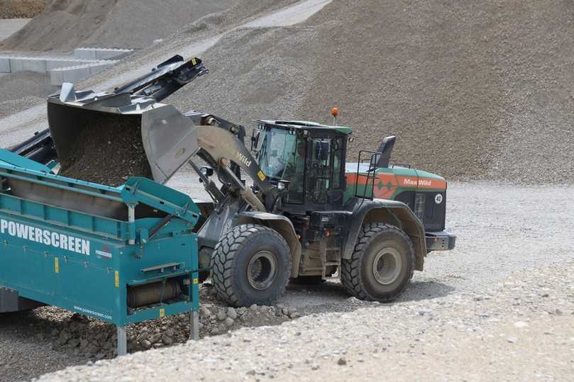 Der Radlader DL420-7CVT wird bei Max Wild in der Kiesgrube unter anderem zur Beschickung der Siebanlagen eingesetzt. | Foto: Develon/Max Wild Der Radlader DL420-7CVT wird bei Max Wild in der Kiesgrube unter anderem zur Beschickung der Siebanlagen eingesetzt. | Foto: Develon/Max Wild